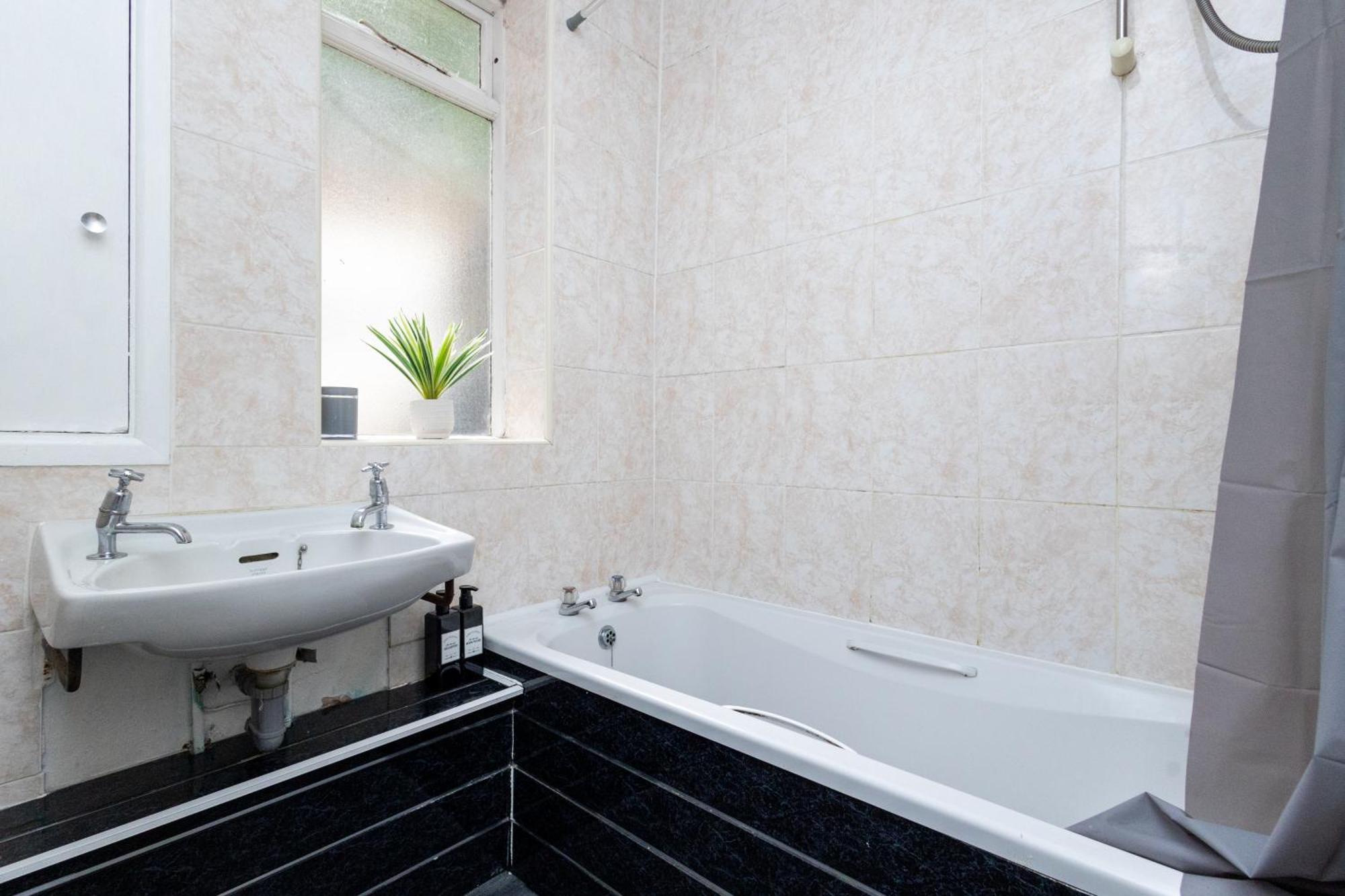 Spacious 3 Bedroom Ground Floor Apartment - 10 Mins From City Centre Лидс Экстерьер фото